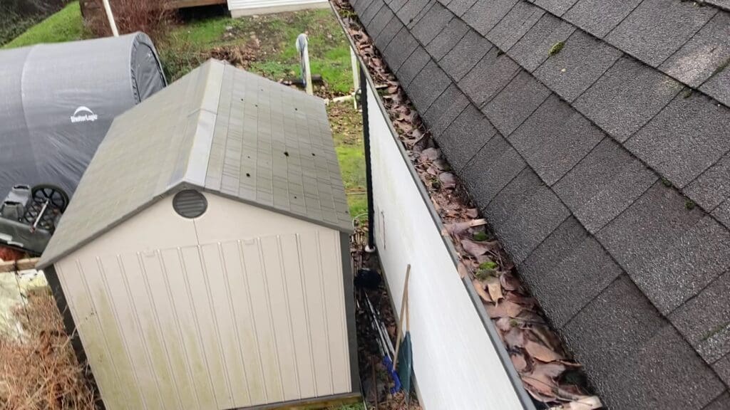 Gutter cleaning cost in Vancouver - professional eavestrough cleaning service